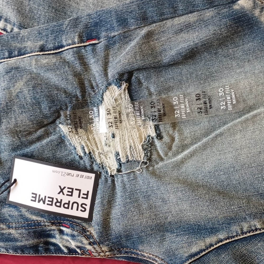 NWT Rue 21 Supreme Flex Blue Distressed Men's Jeans 32/30 Red Detail New 👖 - Picture 6 of 12